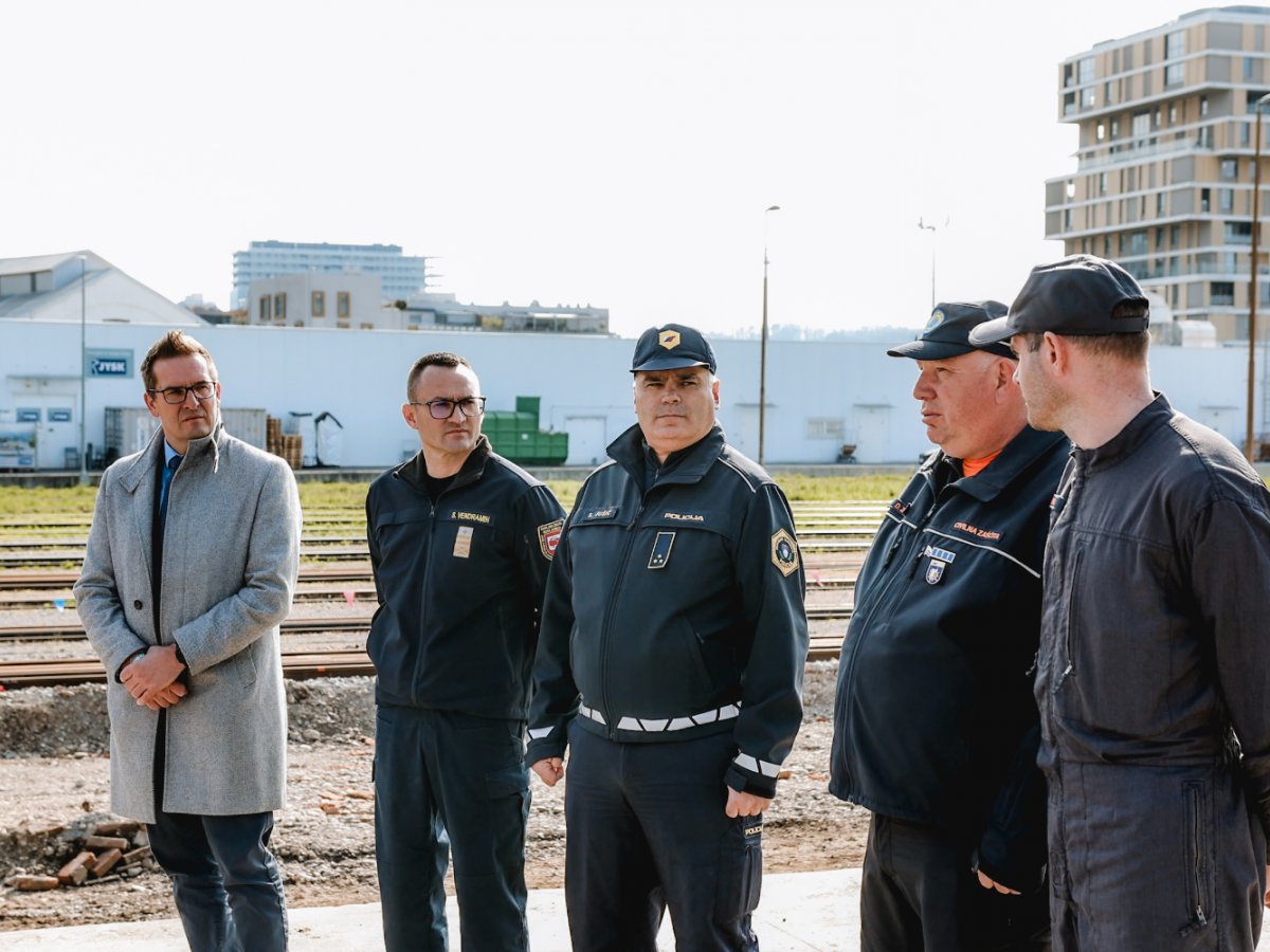 Bodite Pozorni Lahko Vas Doleti Visoka Globa Pristojni Prebivalce